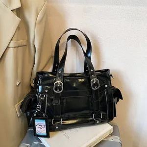 Borsa a tracolla da donna in pelle verniciata nera grande shopper borsa con fibbie e cinghie.