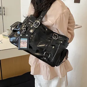 Elegante borsa a tracolla in pelle verniciata nera da donna, grande shopper e borsa.
