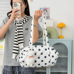 Vista dettagliata della borsa a tracolla casual da donna a pois bianchi con ciondolo peluche.