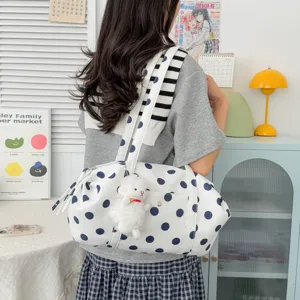 Borsa a spalla da donna a pois vista dettaglio, elegante borsa alla moda per estate quotidiana.