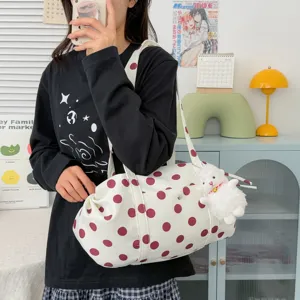 Borsa a tracolla casual a pois rossi e bianchi con simpatico ciondolo in peluche per donne estate.