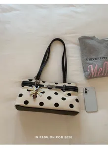 Vue détaillée du sac porté épaule tendance à pois pour femmes avec fermoir métallique.