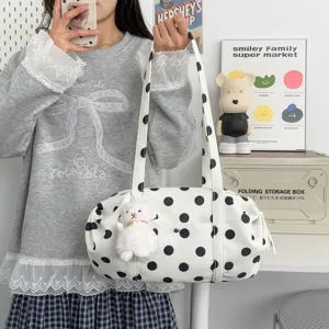 Borsa a tracolla casual bianca e nera con pois e ciondolo in peluche per donne estive.