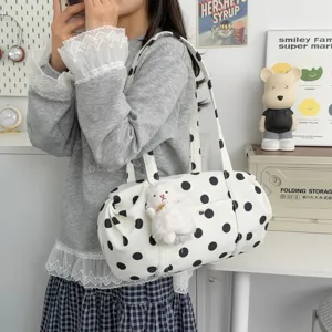 Borsa a tracolla cilindrica a pois bianco e nero con ciondolo pecora soffice, dettaglio