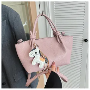 Sac seau bandoulière minimaliste en cuir PU rose avec charm cheval élégant pour femme