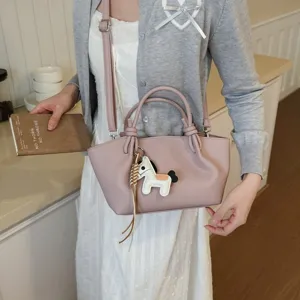 Sac bandoulière en cuir rose avec charm cheval mignon, sac à main tendance minimaliste.