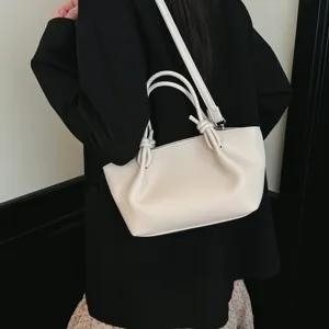 Gros plan détaillé du sac à bandoulière minimaliste élégant, accessoire quotidien.