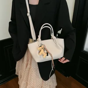 Sac bandoulière minimaliste en cuir blanc avec poignées nouées élégantes et charmant cheval.