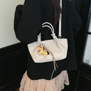 Sac bandoulière seau en cuir blanc avec charm cheval, sac à main minimaliste pour femme élégant.