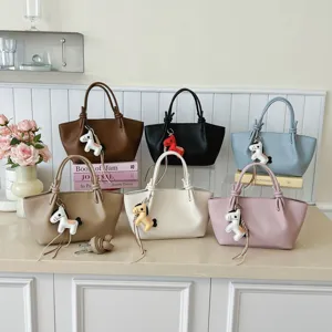 Sac à main bandoulière en cuir minimaliste avec charm cheval, élégant sac fourre-tout chic.