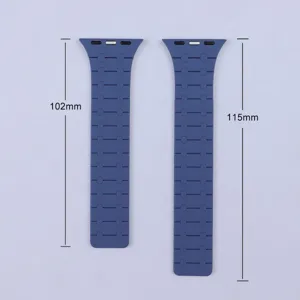 Vue detaillee du bracelet de montre en silicone affichant des dimensions de 102mm et 115mm.