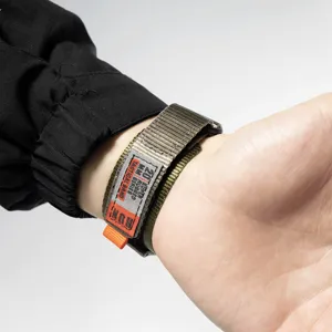 Tactische nylon geweven horlogeband detailweergave, duurzame militaire stijl band.