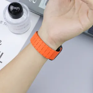 Bracelet de montre magnétique en silicone orange compatible avec montre connectée.