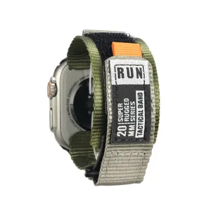 Detailopname van de tactische nylon horlogeband met geweven label en handige klittenbandsluiting.