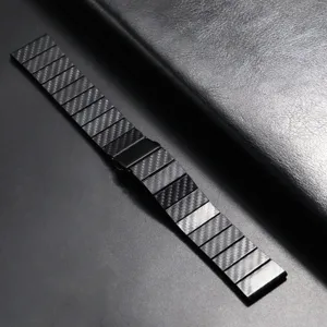Λουράκι ρολογιού από ανθρακόνημα λεπτομέρεια, κομψός σχεδιασμός κρίκων για έξυπνα ρολόγια.
