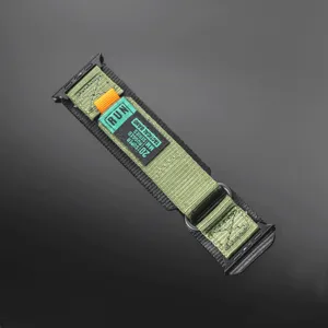 Gedetailleerd uitzicht op de tactische nylon horlogeband, olijfgroen met metalen gespen.