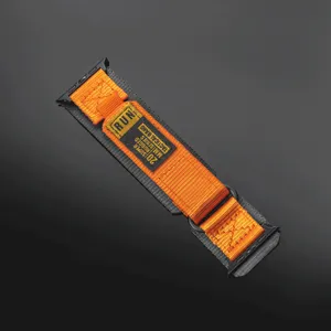 Gedetailleerd overzicht van het oranje-zwarte nylon tactische horlogebandje met geweven label.