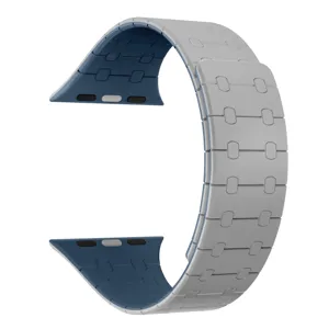 Detalle de la correa para reloj de silicona flexible, diseño segmentado en color gris y azul.