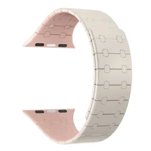 Gros plan détaillé du bracelet de montre magnétique en silicone bicolore aux maillons souples.