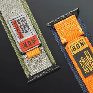 Tactisch geweven nylon horlogebandje met robuuste connectoren voor outdoor smartwatch.