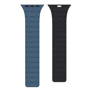 Détail de bracelet de montre magnétique en silicone, affichage bicolore bleu et noir.