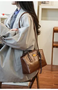 Casual large capacity PU leather shoulder tote bag for women, lightweight and versatile.