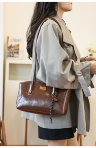 Casual PU leather shoulder bag for women, large capacity stylish tote bag for daily commute.