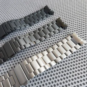 Cinturino di ricambio in metallo con chiusura pieghevole per smartwatch Samsung.
