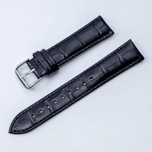 Bracelet de montre en cuir noir avec texture de bambu et boucle en acier argente.