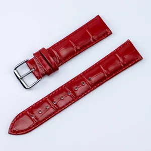 Détail de bracelet de montre en cuir rouge, élégant bracelet de rechange avec boucle argentée.