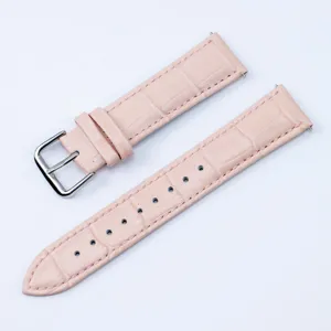 Détail de bracelet montre en cuir rose, motif croco, boucle en acier inoxydable, attache rapide.