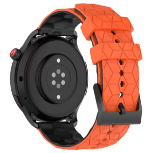 Gedetailleerd close-upweergave van de oranje siliconen horlogeband met geometrisch patroon.