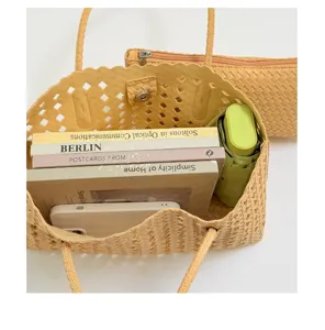 Bolso tote tejido minimalista vista de detalle con interior espacioso y estilo chic diario.