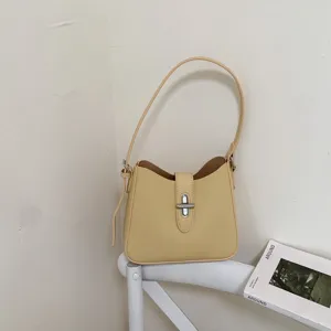 Schicke buttergelbe Damen-Achseltasche mit elegantem Metallschloss für den Alltag.