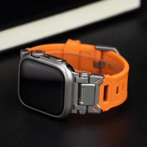 Detailaufnahme des robusten orangefarbenen TPU-Uhrarmbands und Schutzgehäuses für Smartwatch.