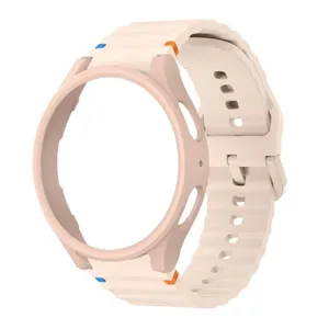 Vue détaillée du bracelet de montre en silicone ondulé et du boîtier creux PC rose.