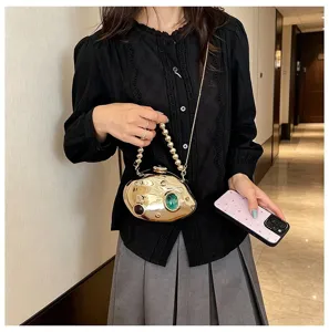 Borsa da sera metallica dorata con tracolla a catena e dettagli, accessorio chic.