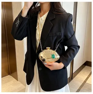 Unica borsa a pochette metallica con pietre preziose, elegante borsa da sera con catena.