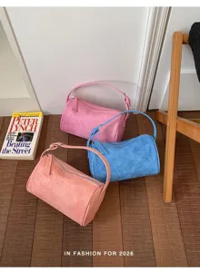 Vista detallada del elegante bolso de ante con cremallera y textura suave para mujer.