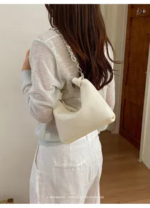 Minimalistische weiße Leder Hobo Dumpling Tasche mit Silberkette für elegante Damen.