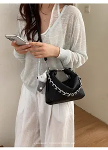 Chikollektive Schwarze Leder Umhängetasche mit Kettengurt und süßem Bären-Anhänger für Damen.
