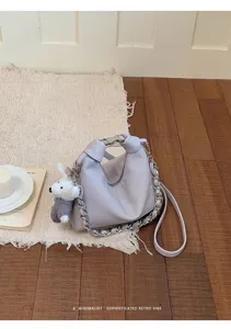Elegante Hobo-Dumpling-Umhängetasche mit trendiger grober Kette und süßem Bärenanhänger