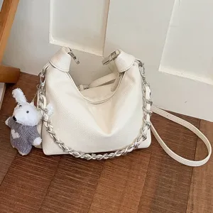 Stilvolle weiße Schultertasche aus PU-Leder für Damen mit grober Kette und Plüschanhänger.
