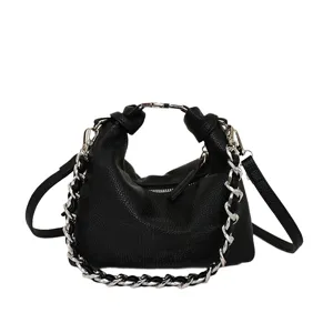 Schwarze Leder Hobo Umhängetasche für Damen, schicke Dumpling Crossbody Tasche mit Kette.