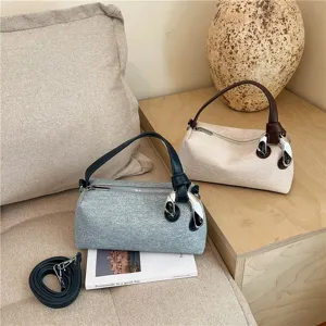 Sac bandoulière décontracté et élégant pour femmes, design tendance avec boucle métallique.