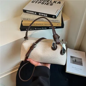 Sac bandoulière oreiller mode femme avec poignée marron et quincaillerie argentée chic.