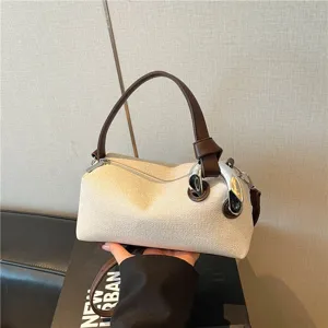 Sac à main bandoulière tendance pour femme avec poignée anneau métal unique au quotidien.