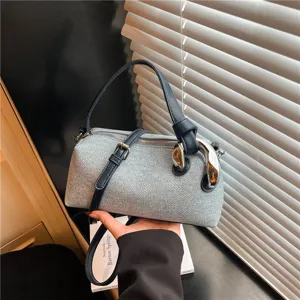 Vue détaillée du sac oreiller d'épaule texturé gris à la mode avec accessoire métallique.