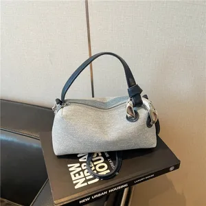 Sac à main bandoulière tendance pour femme sac oreiller avec élégant décor en métal