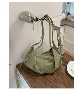 Green canvas shoulder bag for women, stylish hobo tote handbag with large capacity for daily use.